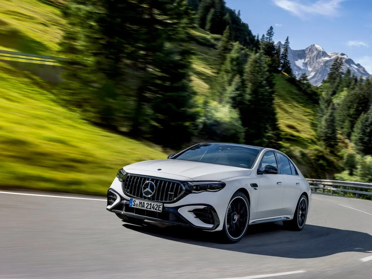 Mercedes-AMG třídy E hegyi v zatáčce