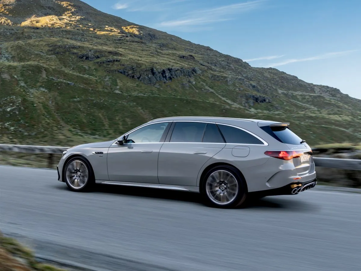 Mercedes-AMG třídy E T-Modell za jízdy