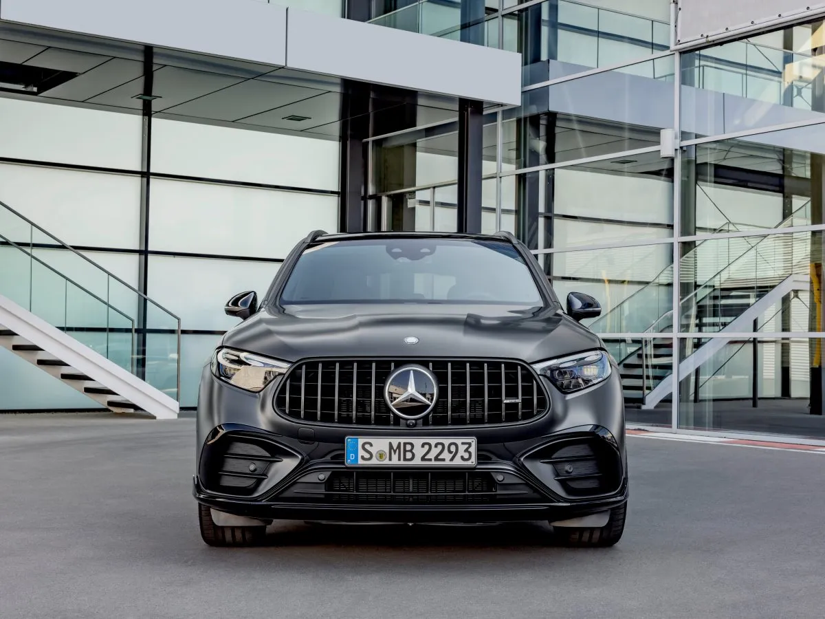 Mercedes-AMG GLC před moderní budovou