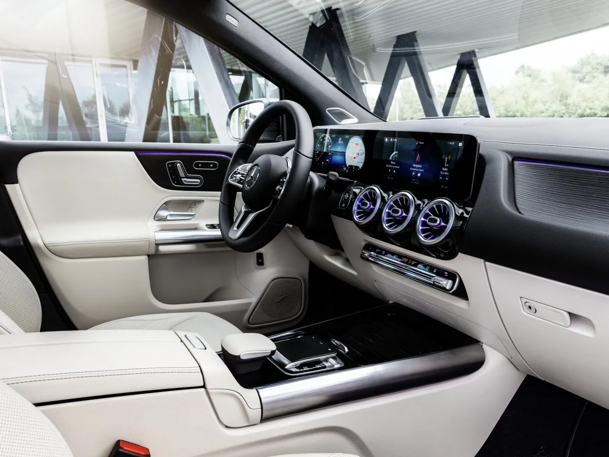 Interiér a přístrojová deska vozu Mercedes-Benz třídy B