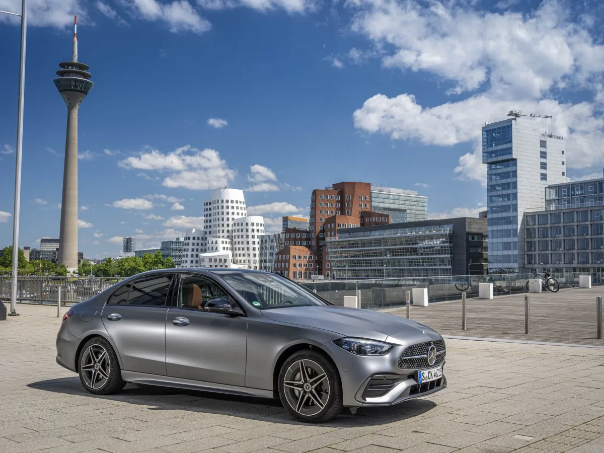 Mercedes-Benz třídy C před moderní budovou