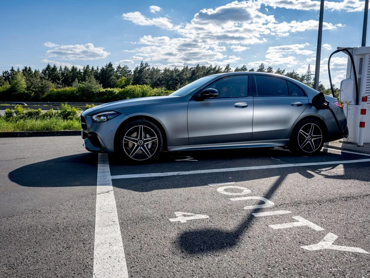 Mercedes-Benz třídy C při nabíjení