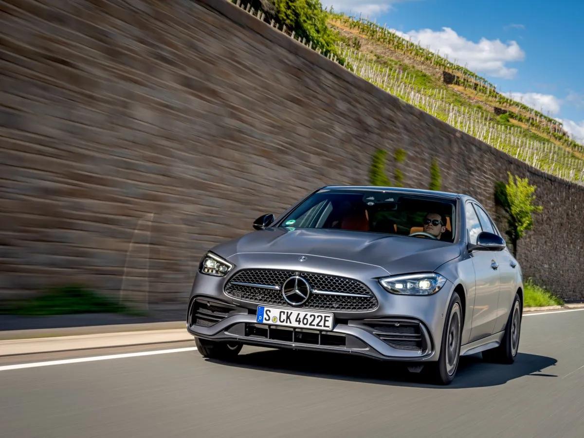 Pronájem Mercedes-Benz třídy C — sedan třídy C v dlouhodobém pronájmu