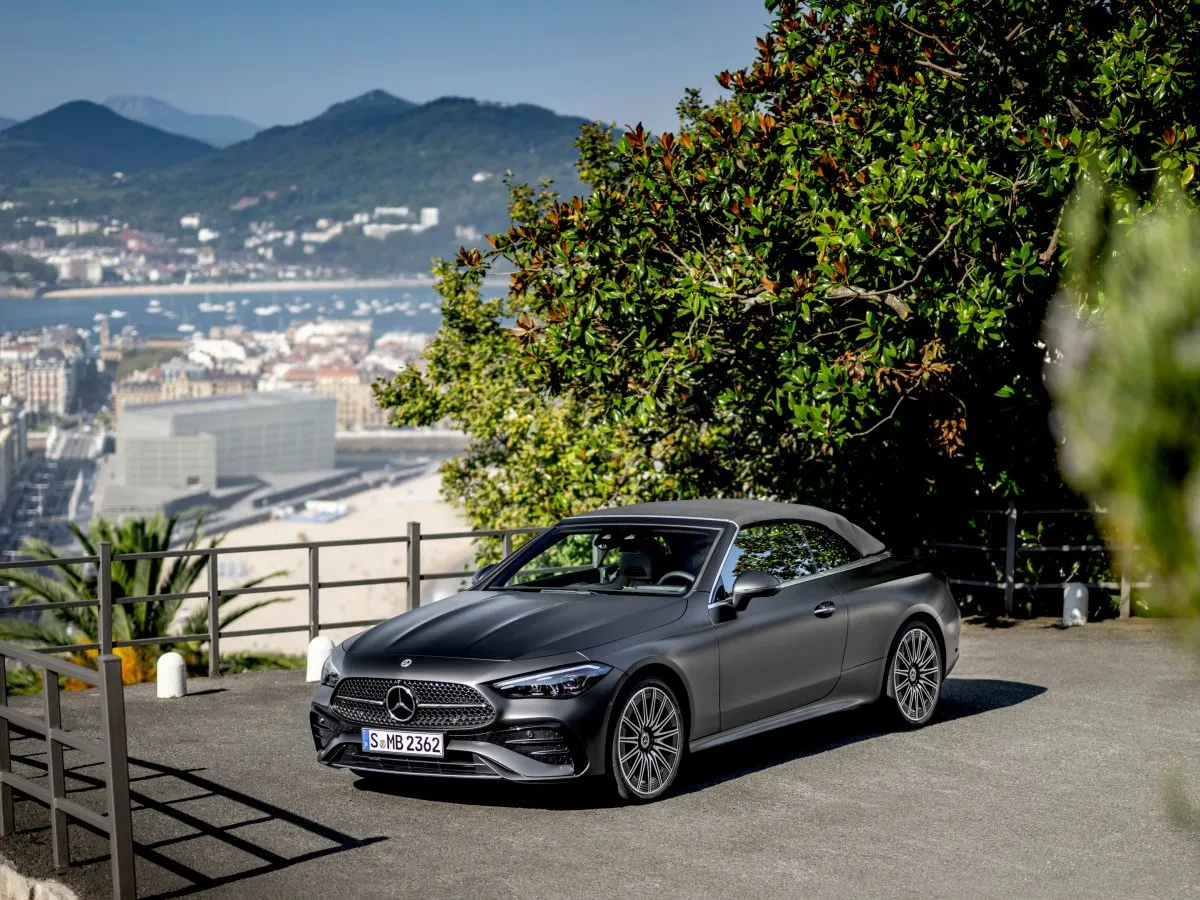 Mercedes-Benz CLE Cabrio s výhledem na město