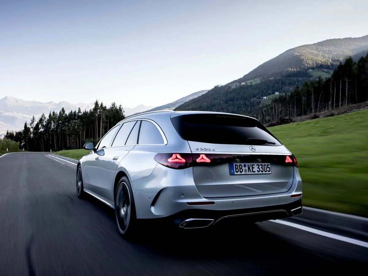 Mercedes-Benz E-Klasse T-Modell von hinten
