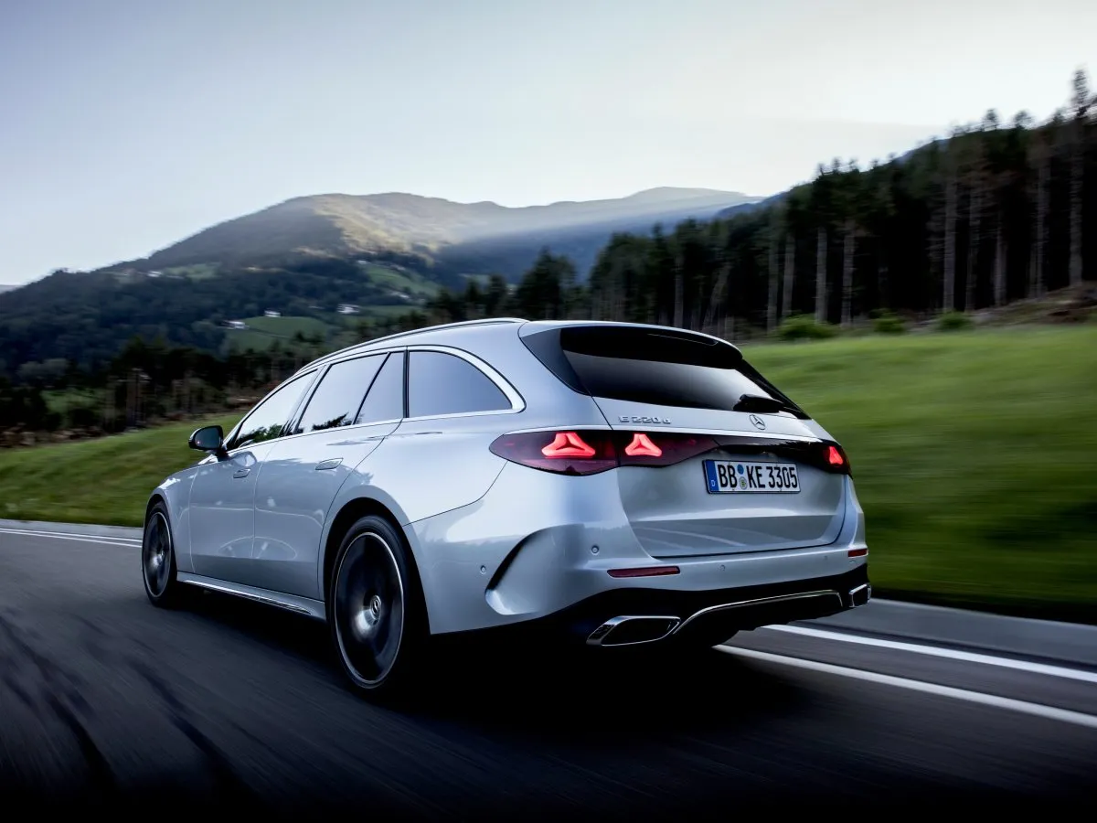 Mercedes-Benz E-Klasse T-Modell in der Kurve