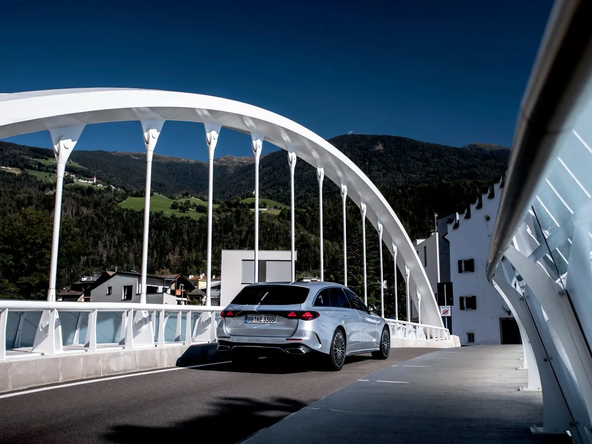 Mercedes-Benz E-Klasse T-Modell unter einer Brücke