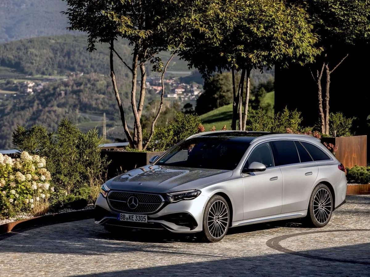 Mercedes-Benz E-Klasse T-Modell im Garten