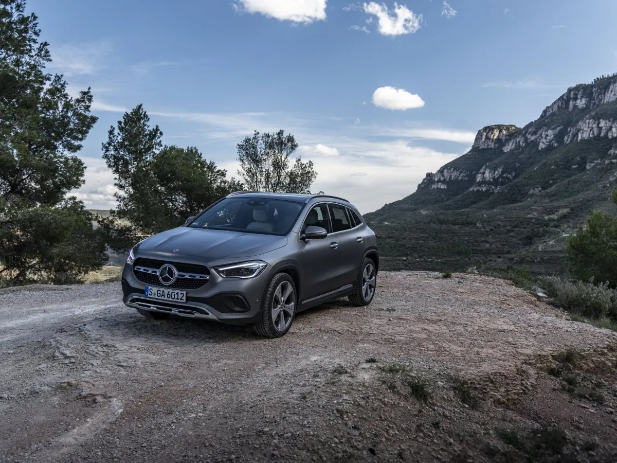 Mercedes-Benz GLA mezi skalami