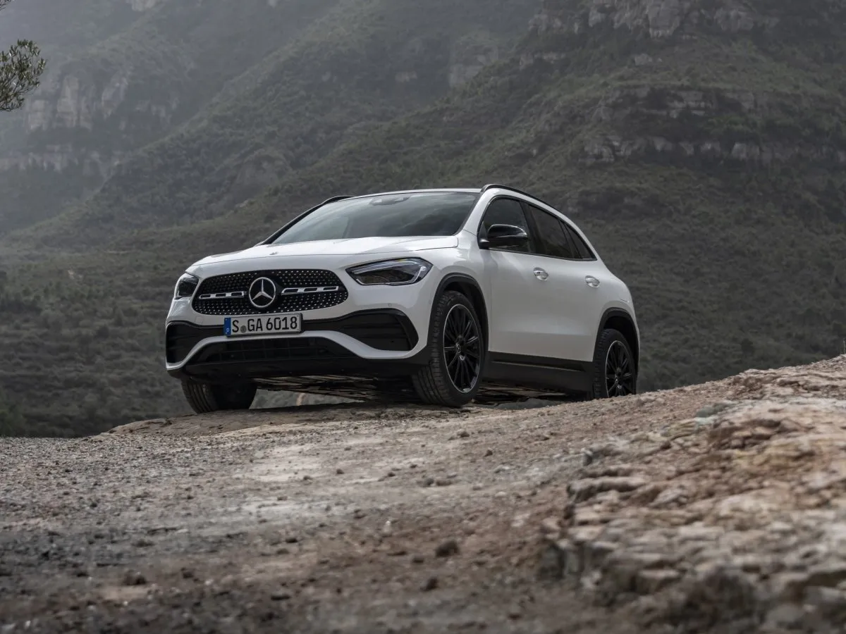 Mercedes-Benz GLA v bílé barvě