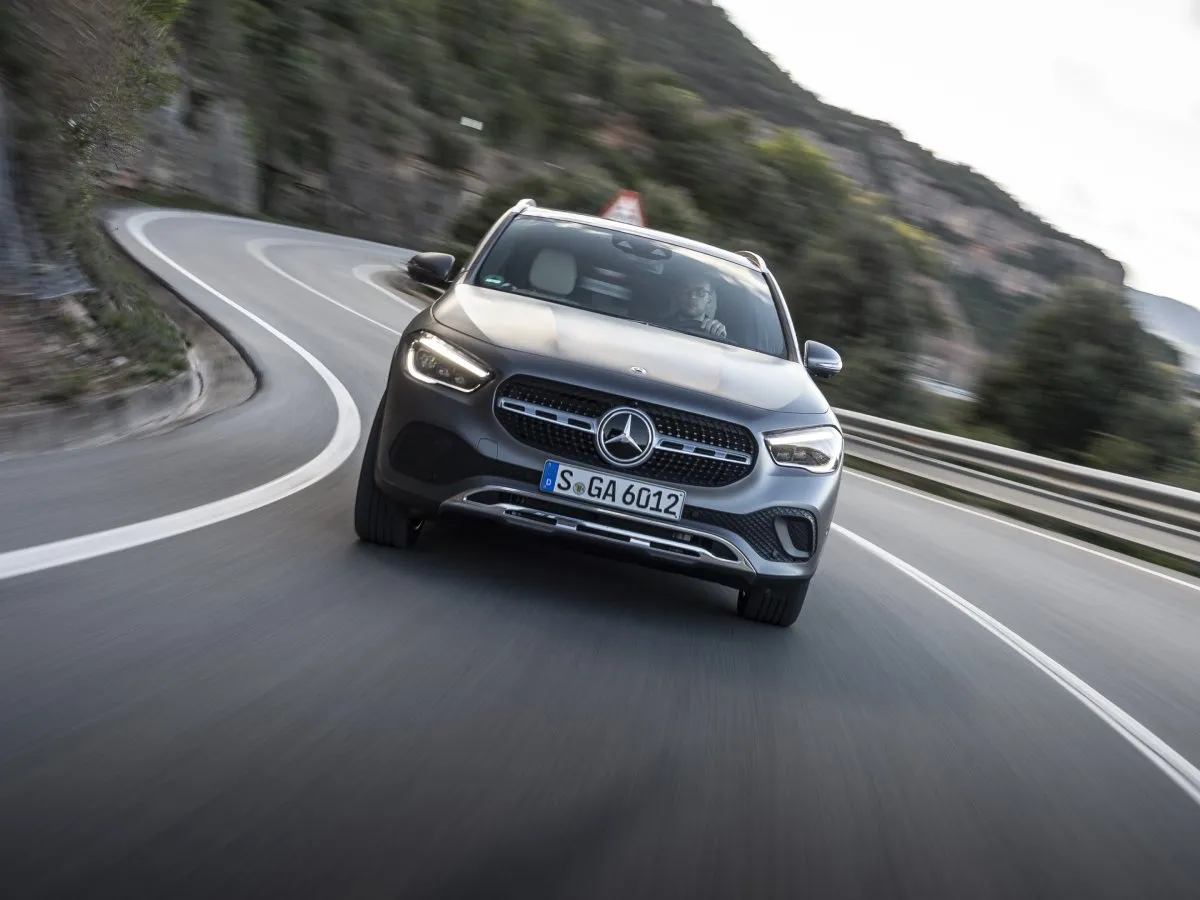 Mercedes-Benz GLA na serpentinách