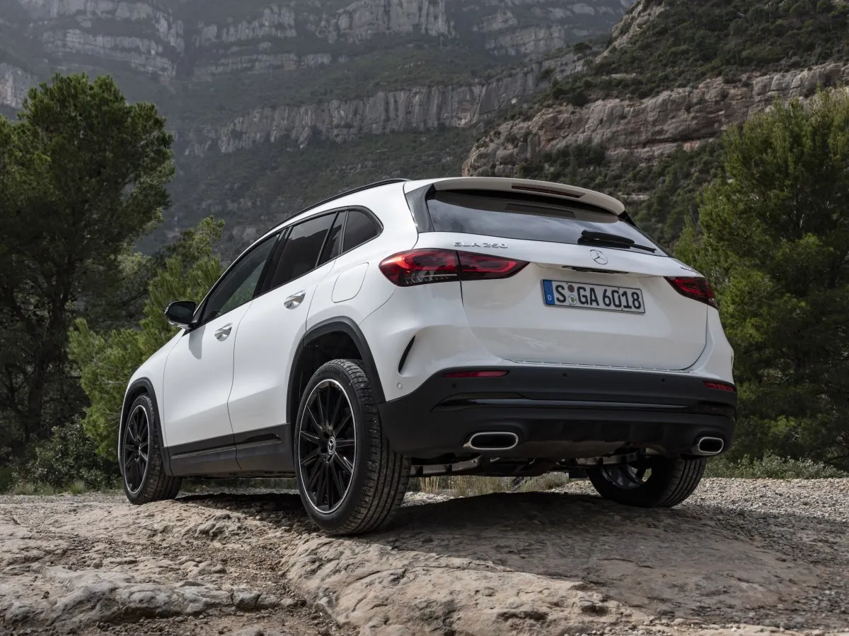 Mercedes-Benz GLA zezadu v terénu