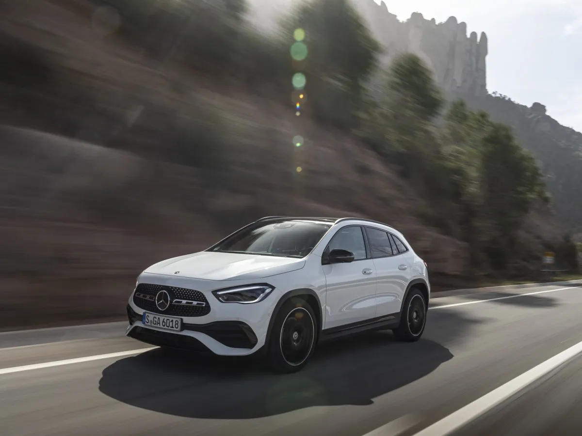 Mercedes-Benz GLA na horské silnici