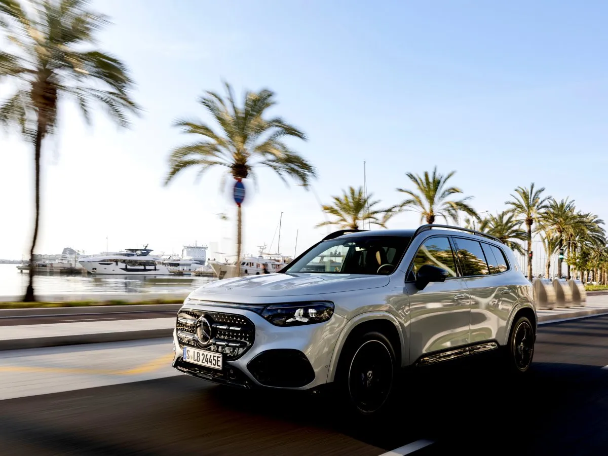 Mercedes-Benz GLB zwischen Palmen