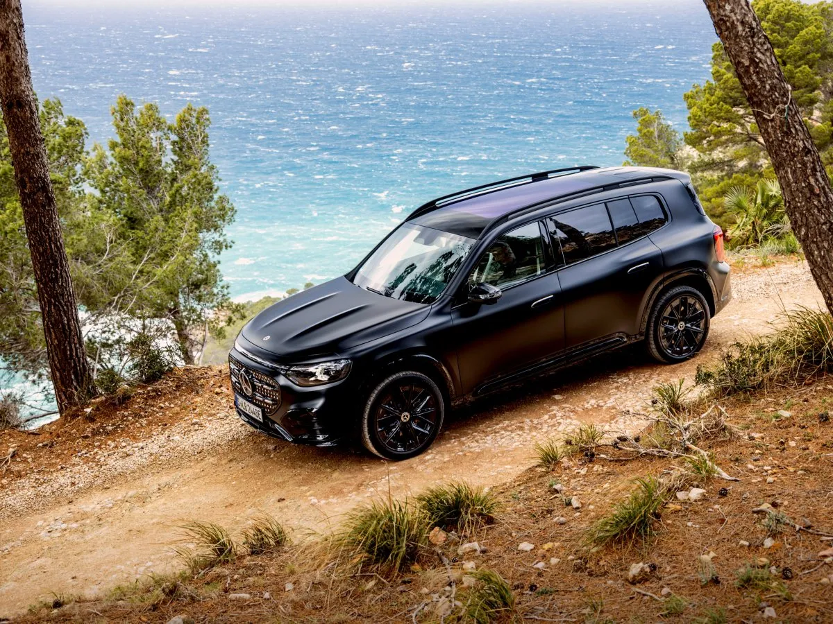 Mercedes-Benz GLB im hügeligen Gelände