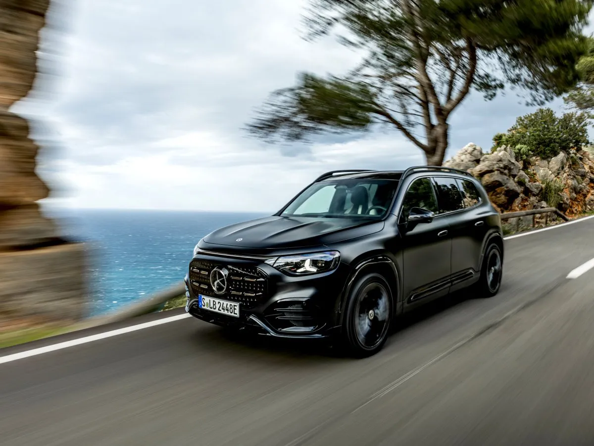 Mercedes-Benz GLB auf einer Bergstraße