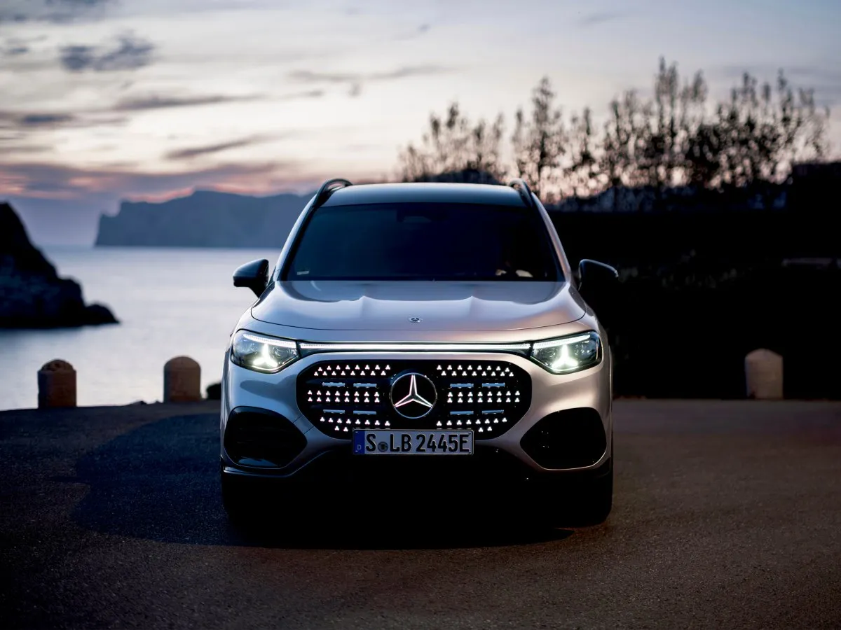 Mercedes-Benz GLB im Abendlicht