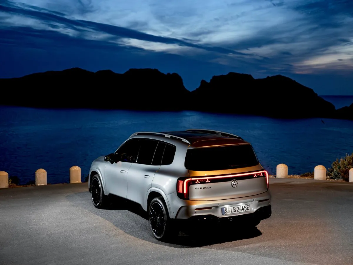 Mercedes-Benz GLB bei Nacht, am Strand