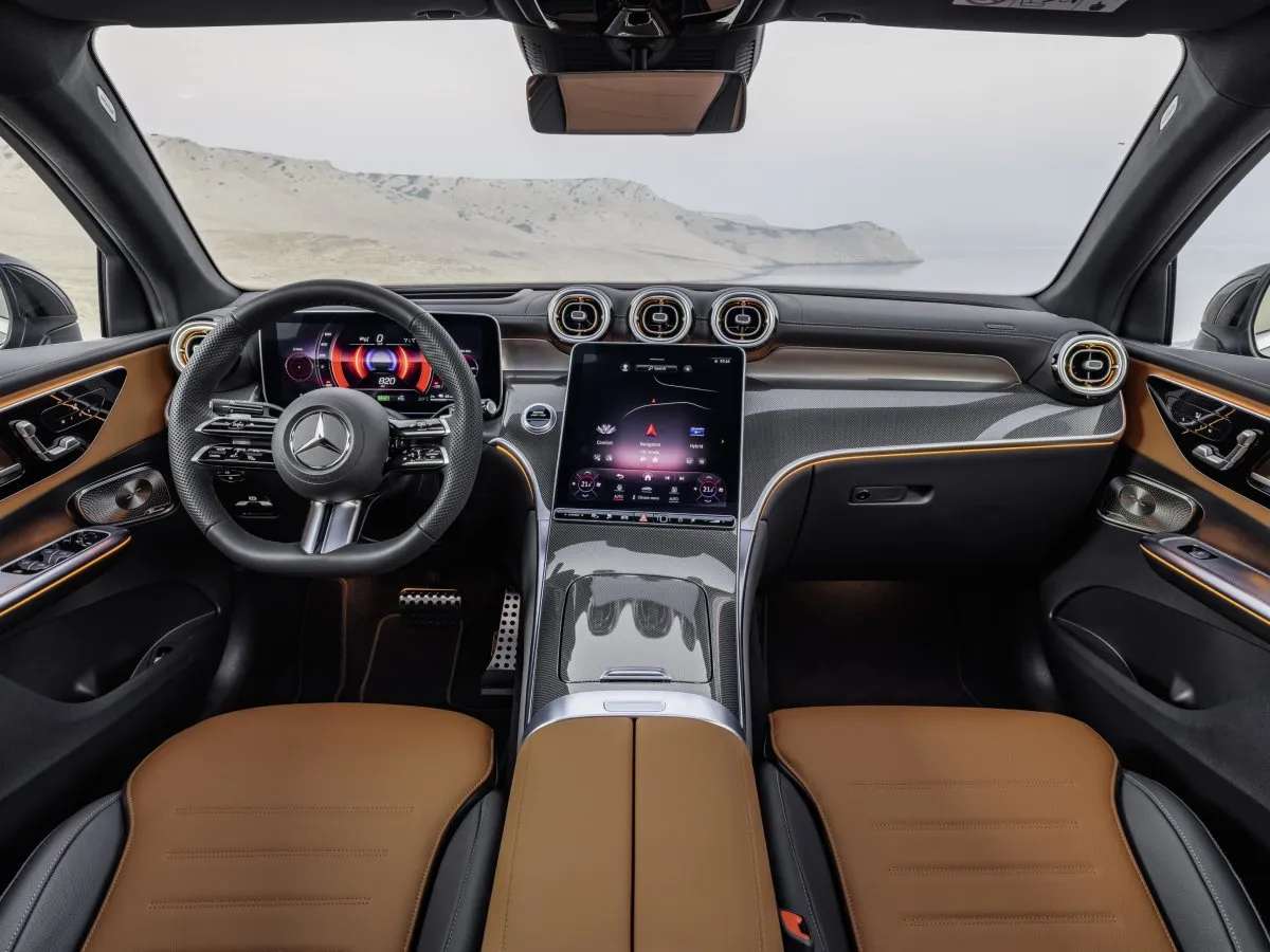 Mercedes-Benz GLC Coupé, prostor řidiče — displeje MBUX