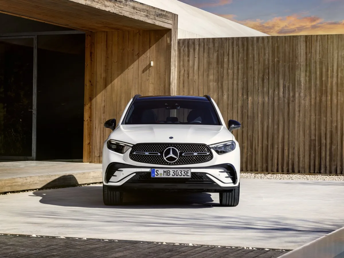 Mercedes-Benz GLC in front of a modern house