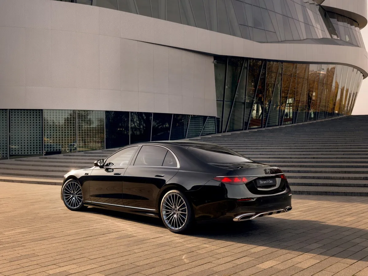 Mercedes-Benz S-Klasse vor einem modernen Gebäude
