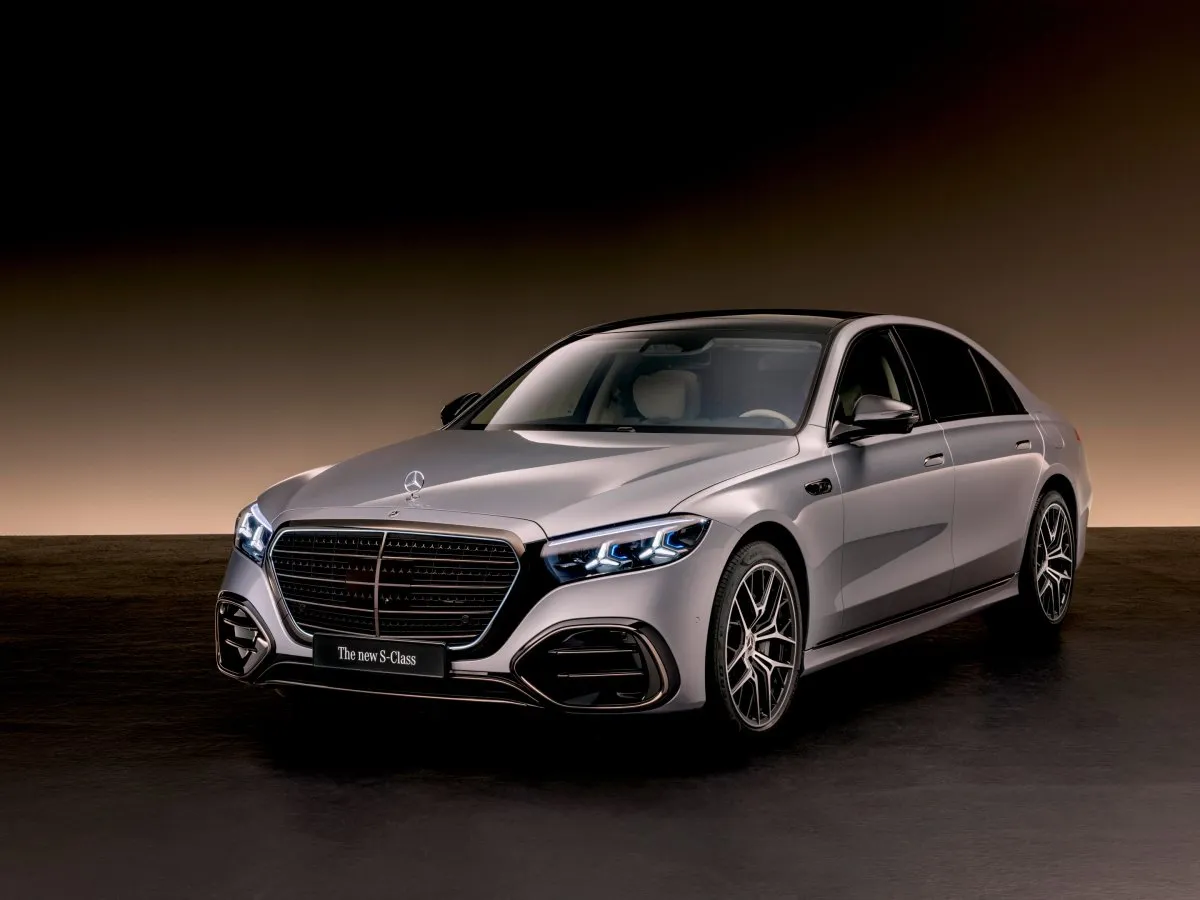 Mercedes-Benz S-Klasse in Silber, im Studio