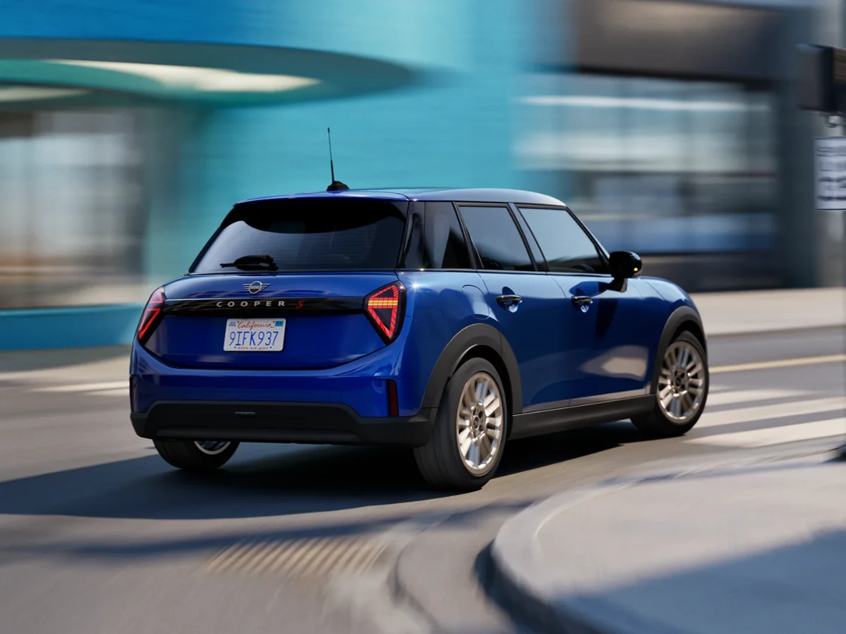 MINI Cooper 5 dveřová hátulról
