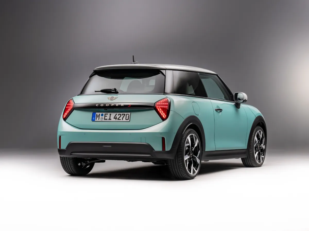 MINI Cooper von hinten, dreieckige LED-Heckleuchten