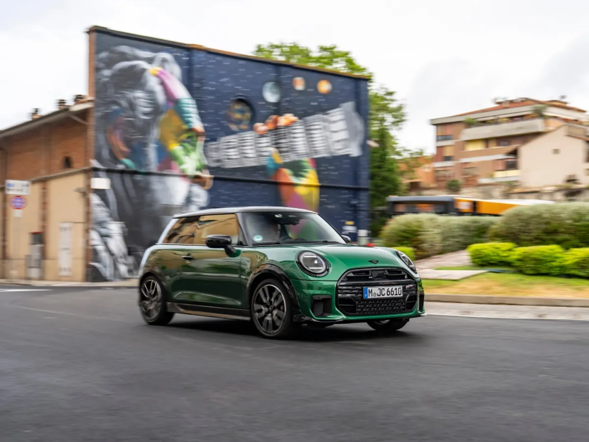 MINI Cooper v barvě British Racing Green ve městě