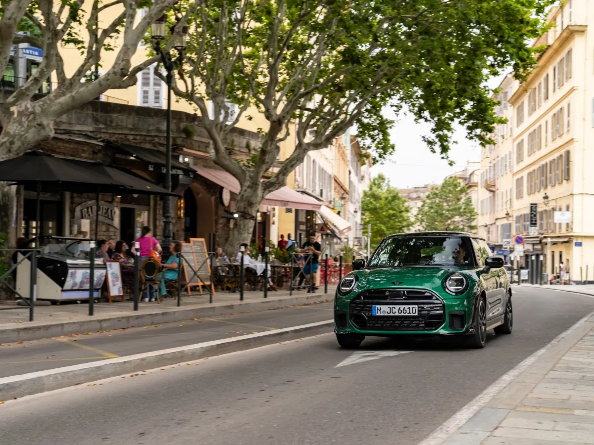 MINI Cooper ve středomořské uličce