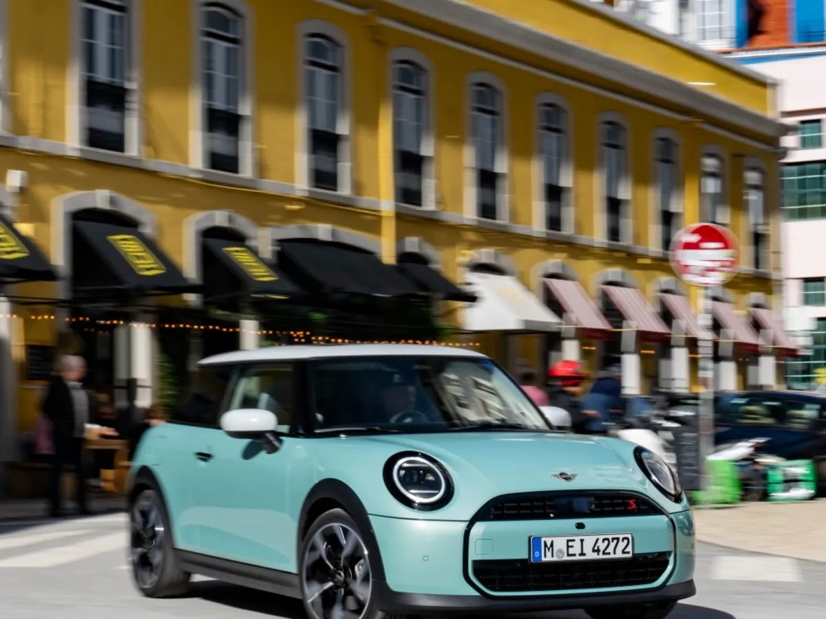 MINI Cooper v barvě Ocean Wave Green