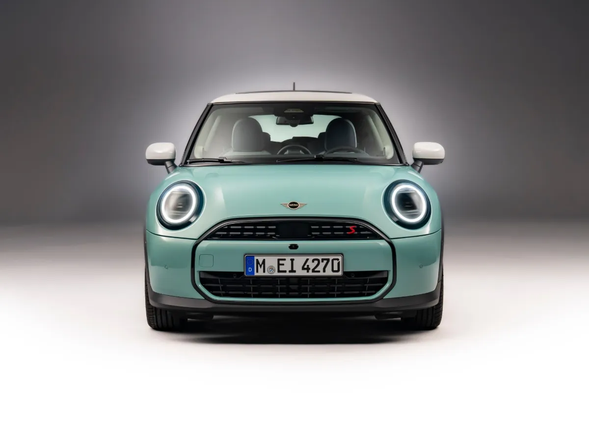 MINI Cooper pohled zepředu, studiová fotografie