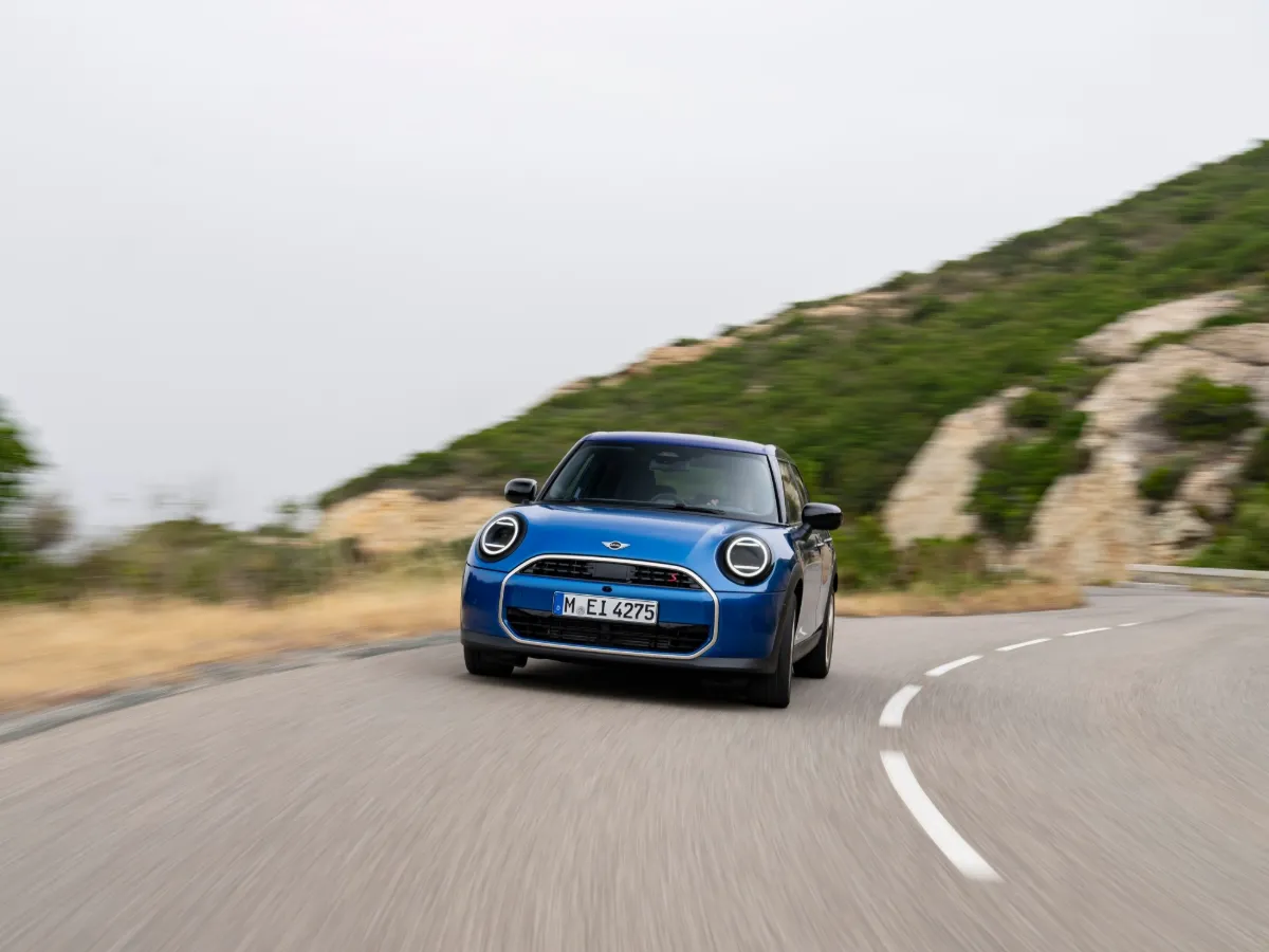 MINI Cooper na horské silnici
