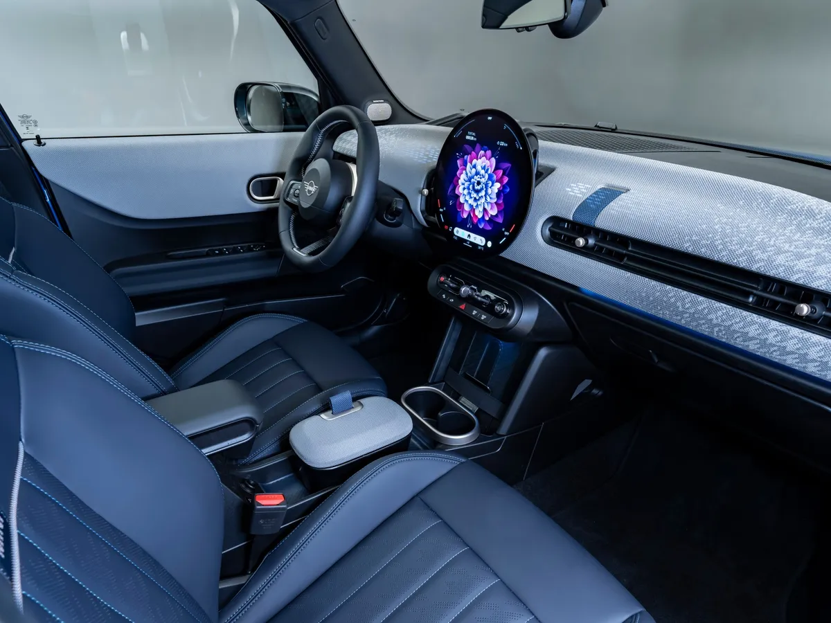 Interiér MINI Cooper, přístrojová deska