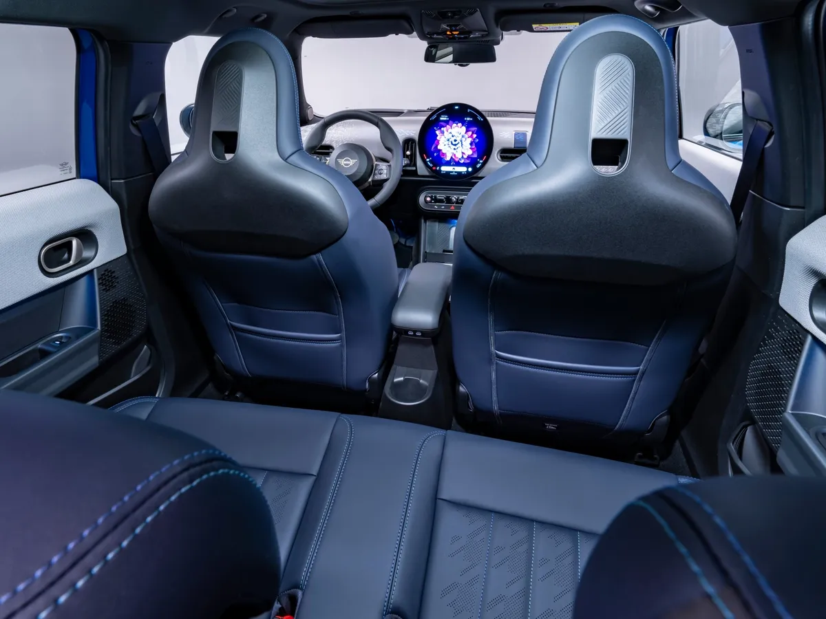 Detail prostoru řidiče MINI Cooper