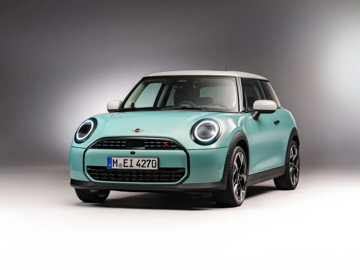 MINI Cooper pohled zepředu, kulaté LED světlomety