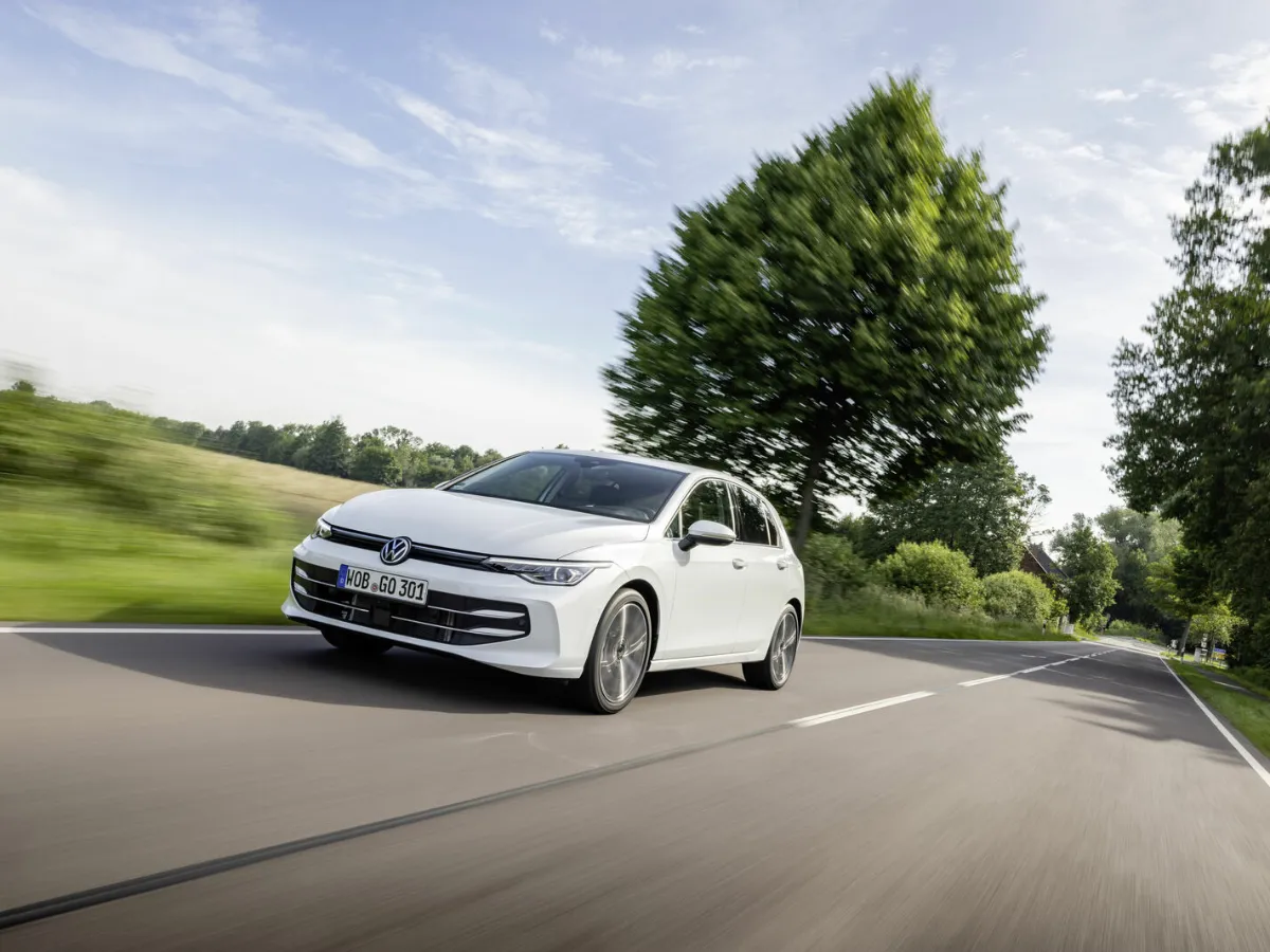 Volkswagen Golf in der Kurve