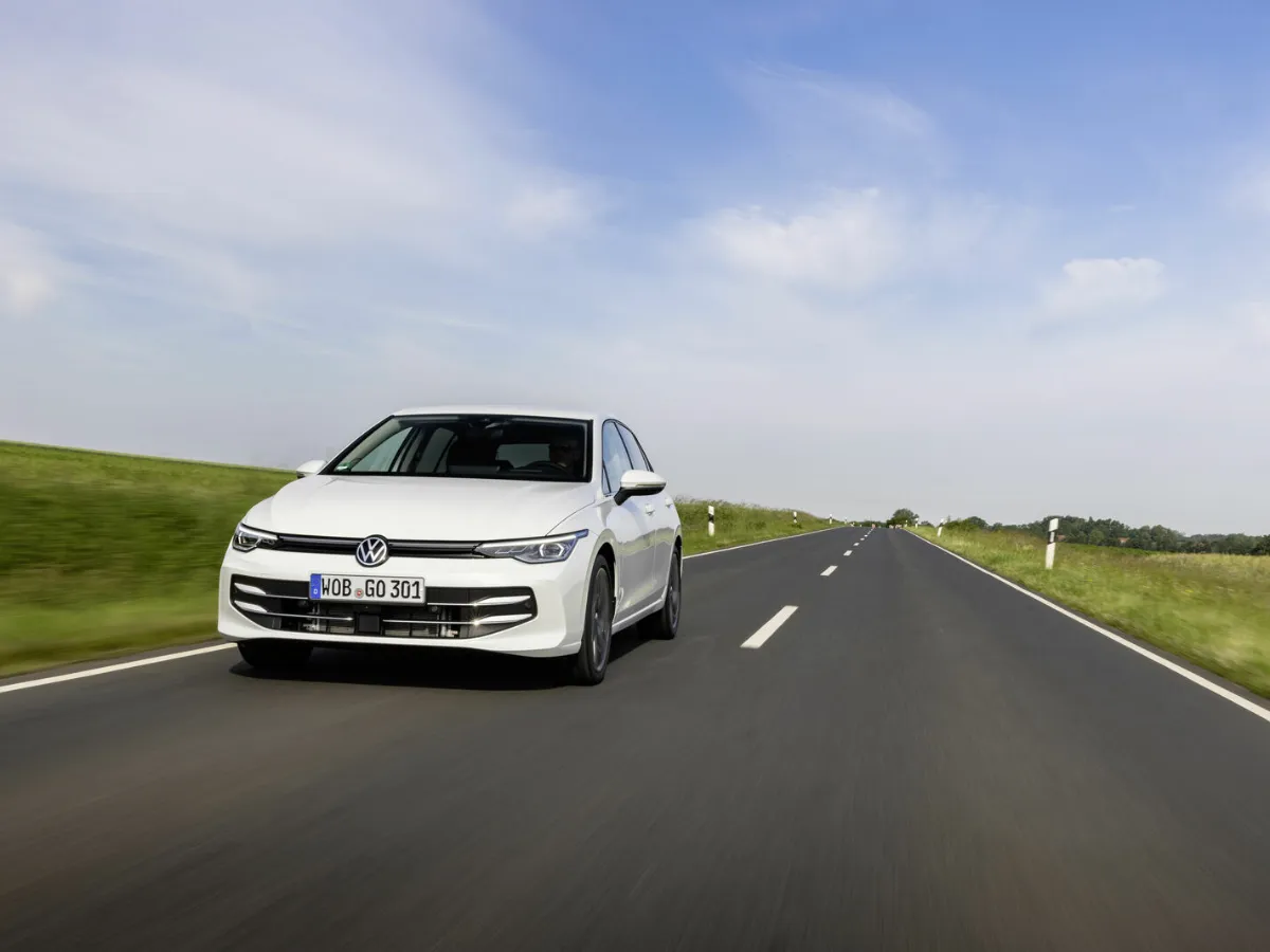 Volkswagen Golf in Fahrt