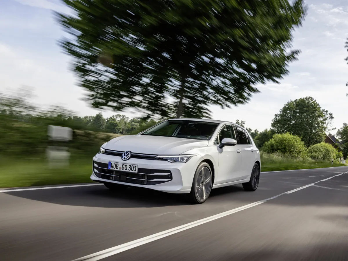 Volkswagen Golf zwischen Bäumen