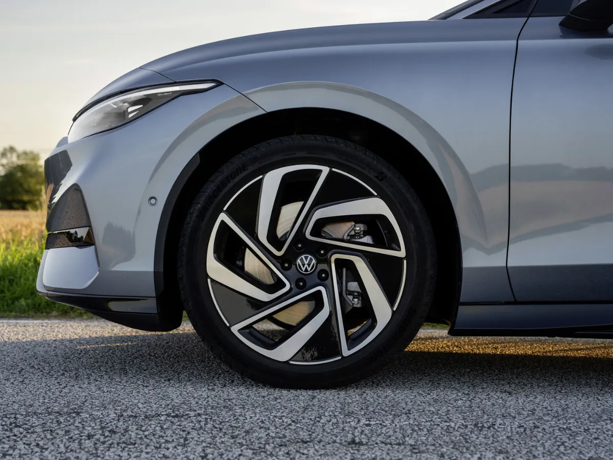 Volkswagen ID.7 Tourer wheel and side profile