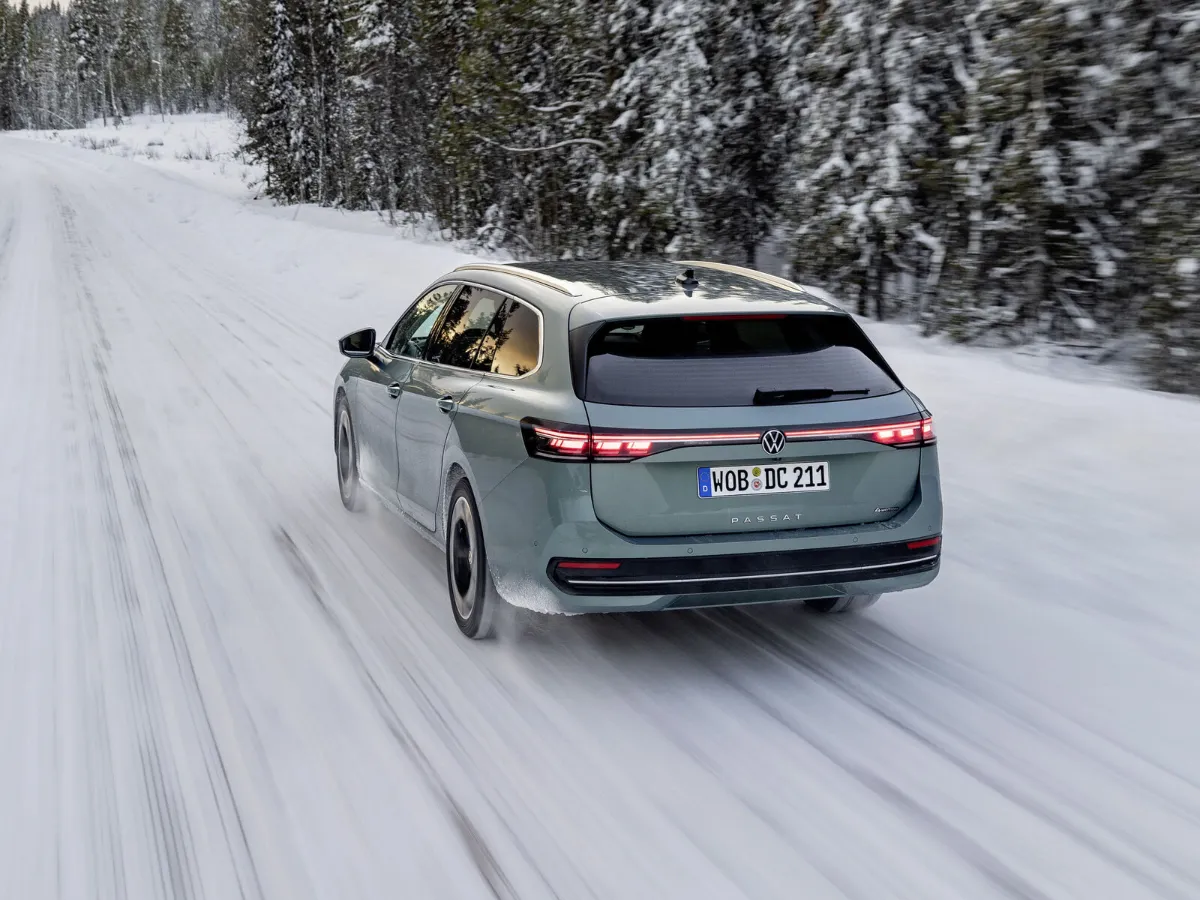 Volkswagen Passat Variant Heckansicht, auf winterlicher Straße
