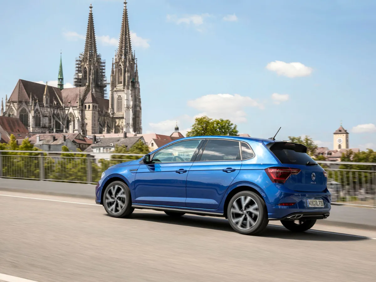 Volkswagen Polo in der Stadt, vor einer Kathedrale