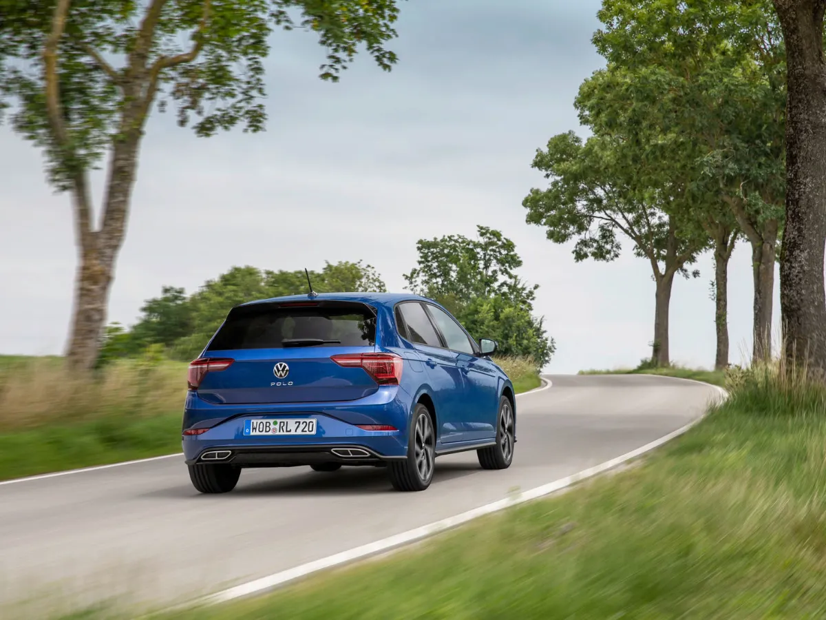 Volkswagen Polo Heckansicht, zwischen Bäumen