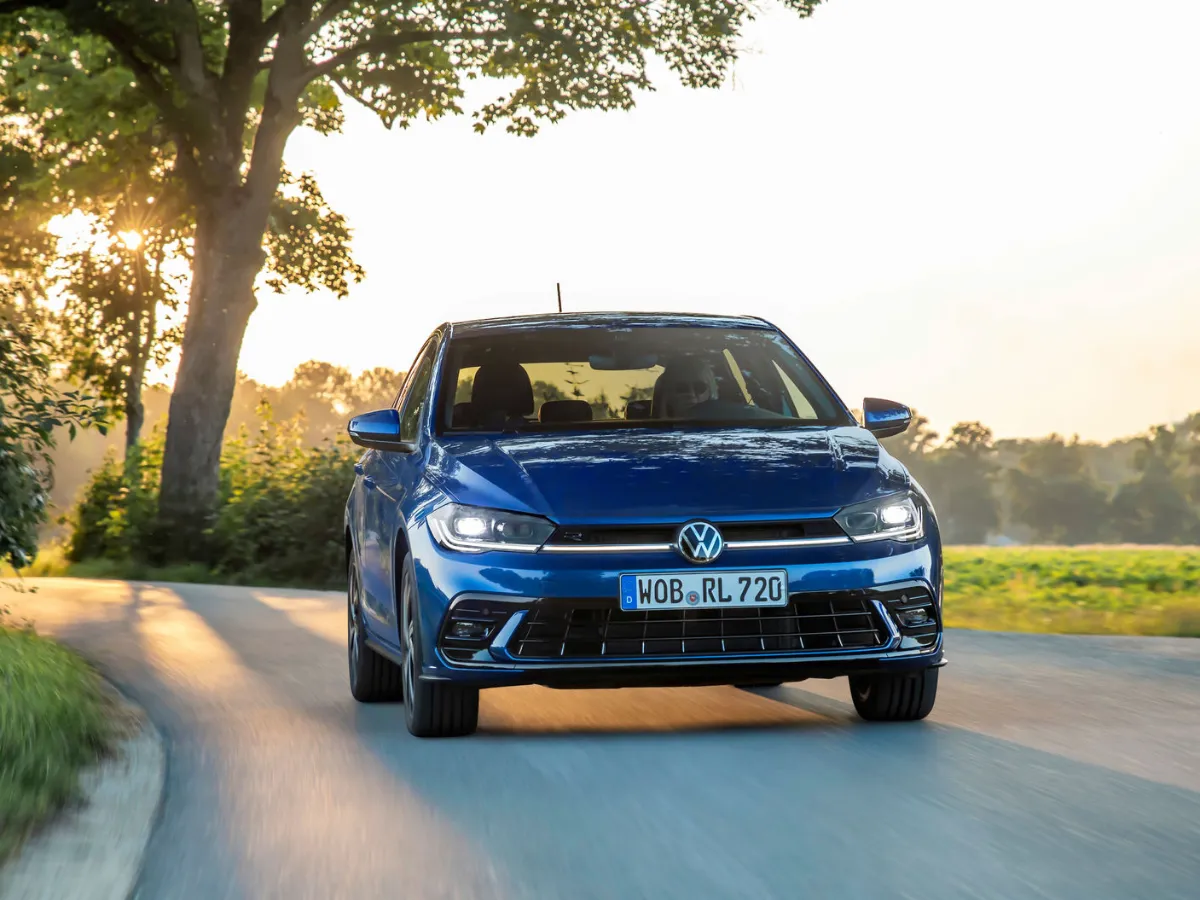 Volkswagen Polo bei Sonnenuntergang
