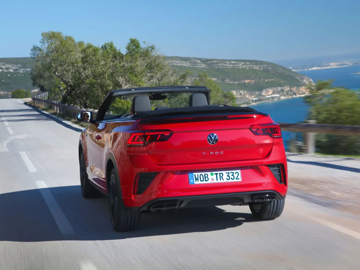 Volkswagen T-Roc Cabrio Heckansicht, auf einer Küstenstraße