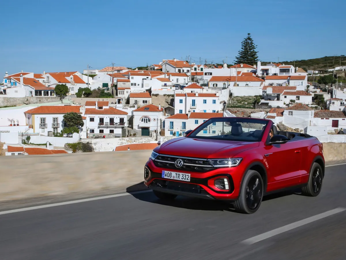 Volkswagen T-Roc Cabrio in front of white houses