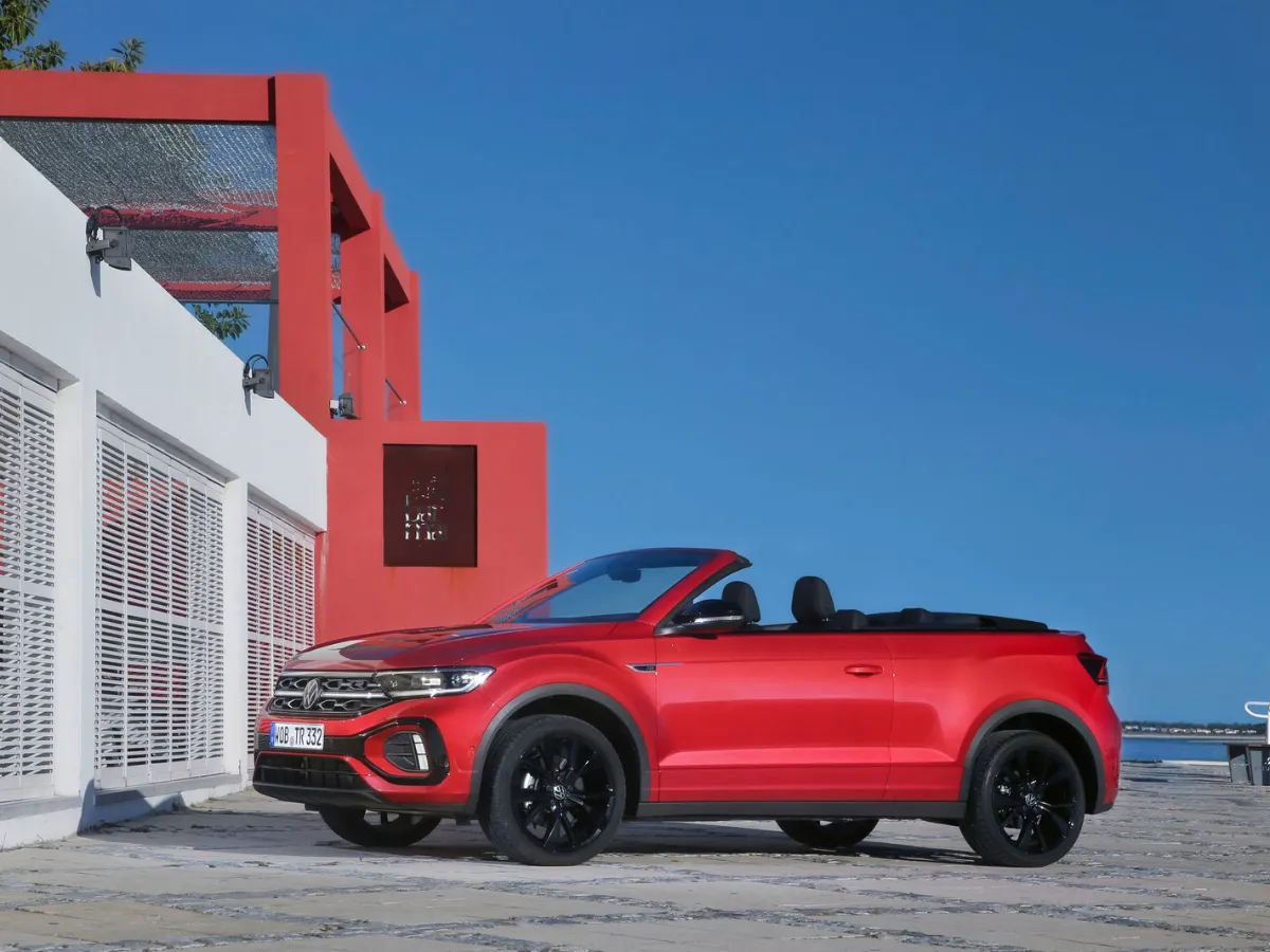 Volkswagen T-Roc Cabrio in front of a modern building