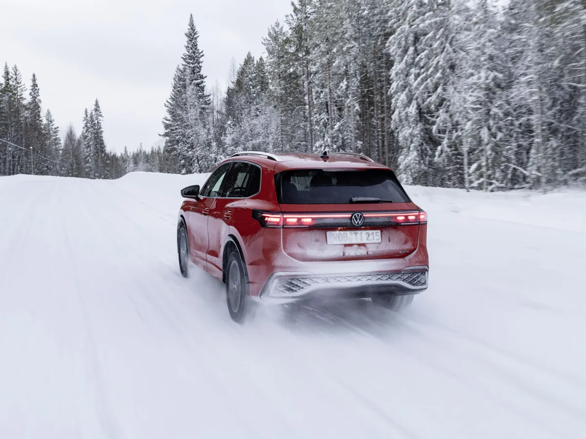 Volkswagen Tiguan zezadu na zimní silnici