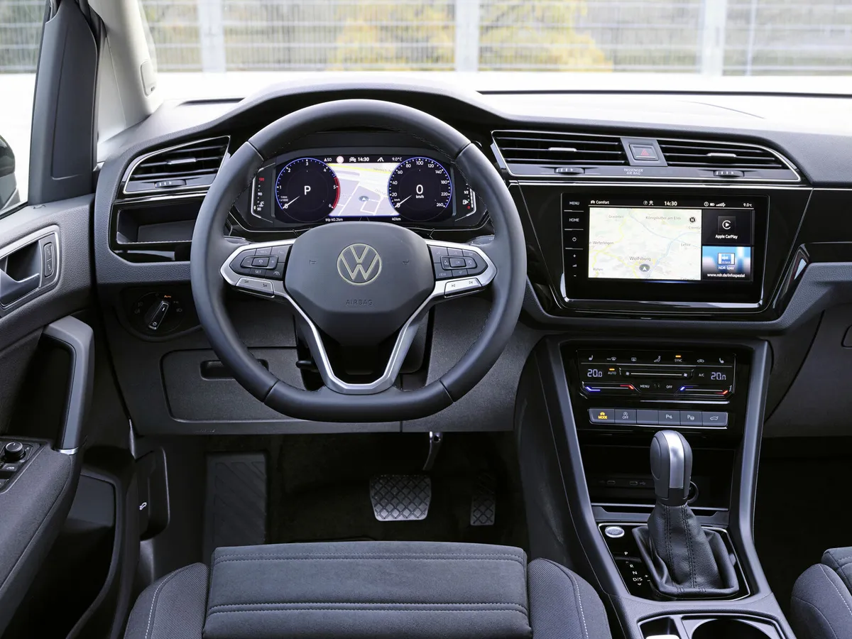 Volkswagen Touran interior, dashboard