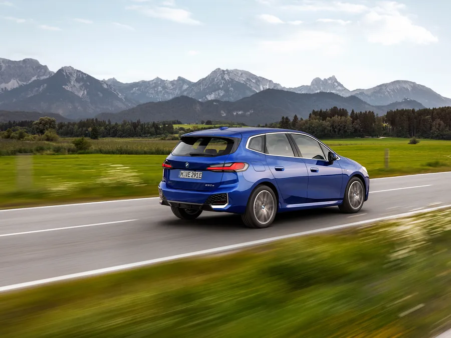 BMW řady 2 Active Tourer, pohled zezadu z tří čtvrtin
